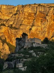 Château des évêques à Fontaine de Vaucluse.