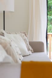 Très beau canapé avec coussins pour un maximum de confort