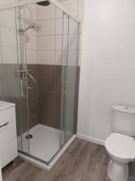 1 des 4 salles de douches     1 of 4 bathrooms