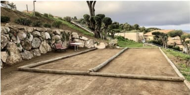 Terrain de pétanque vue mer