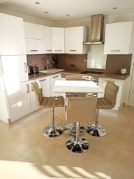 Cuisine bien équipée avc espace repas