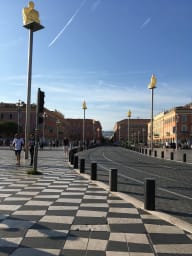 PLACE MASSENA ET SON TRAMWAY TRAVERSANT NICE DU SUD AU NORD ET D'EST EN...