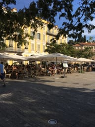 RESTAURANTS 
OMBRAGES D'ARBRES  ET PARASOLS. DE LA PLACE 