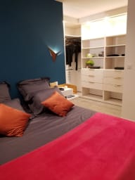 Chambre (1) et son GRAND dressing 
Douche juste derrière ouverte sur la chambre