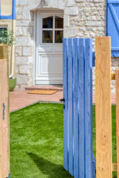 Façade authentique et jardin aménagé