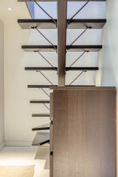 Escaliers menant aux chambres et salles de bain