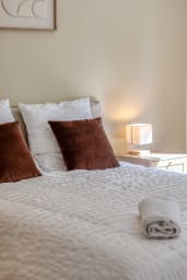 Une chambre où confort et douceur se rencontrent