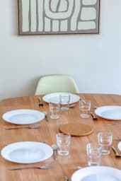 Table à manger conviviale avec vaisselle