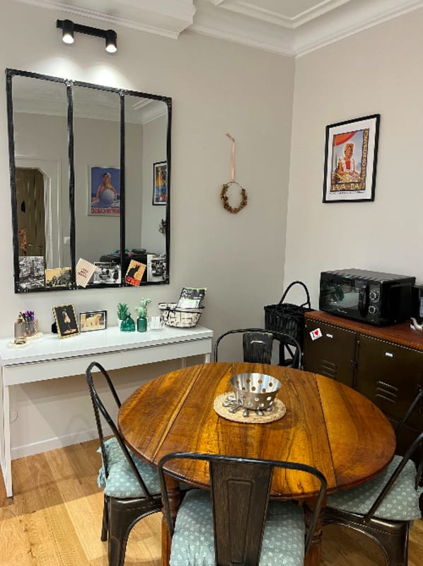 Charmant T2 Batignolles avec cour privée 