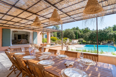 La terrasse sous les canisses