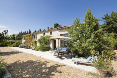 Superb villa with heated pool for rent in Maillane