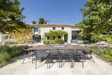Stunning property with heated pool for rent in Maillane