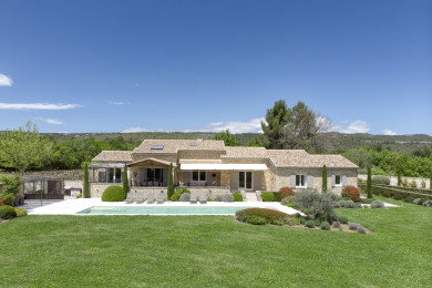 Magnificent scenery for this splendid villa to rent in Gordes