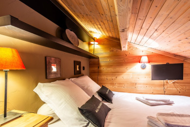 coin chambre en haut de l'escalier - en sous - pente, placards au pied du lit