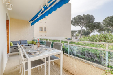 Terrasse vue mer avec table à manger et coin détente 