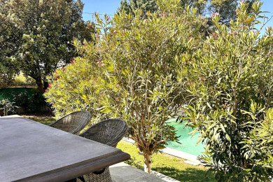 Table à manger extérieur, vue piscine.