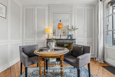 Espace repas cosy et soigné, parfait pour savourer l’instant après la balade.
