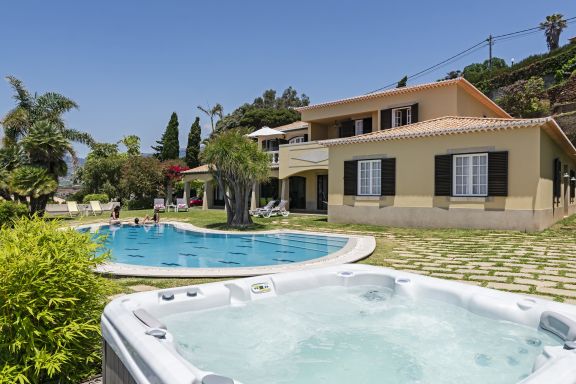 Vila Eucalipto, pool and sea view