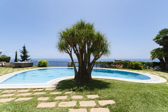 Vila Eucalipto, pool and sea view
