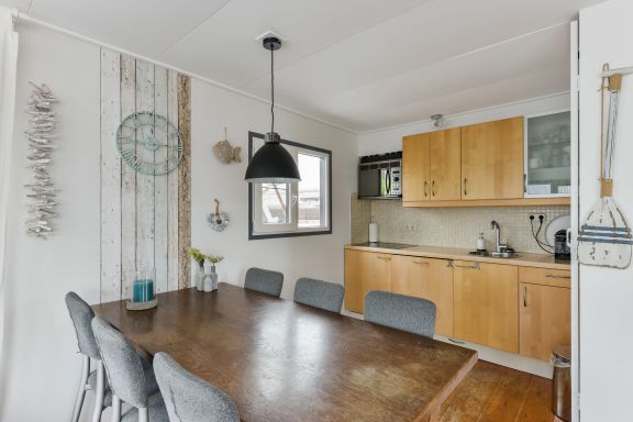 Bright and Comfortable Houseboat 