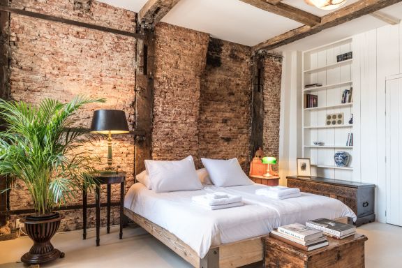 Classy Room 17th Century Canal House