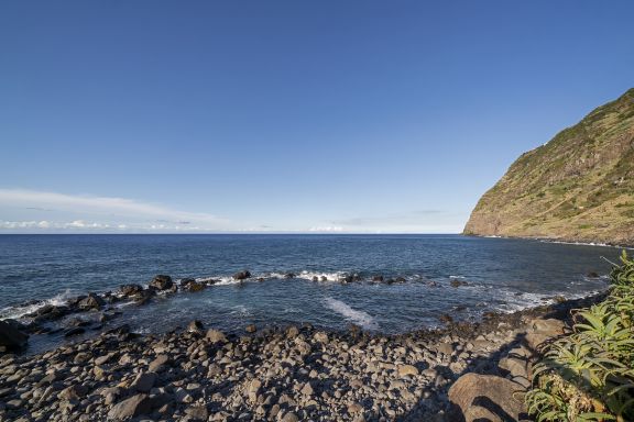 Um refúgio à beira-mar, Casa da Rocha de Baixo