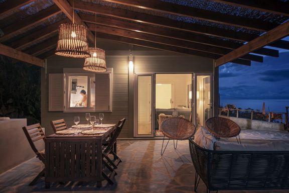 Um refúgio à beira-mar, Casa da Rocha de Baixo