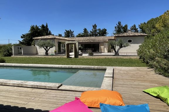Belle villa contemporaine, piscine et grand jardin