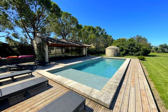 Belle villa contemporaine, piscine et grand jardin