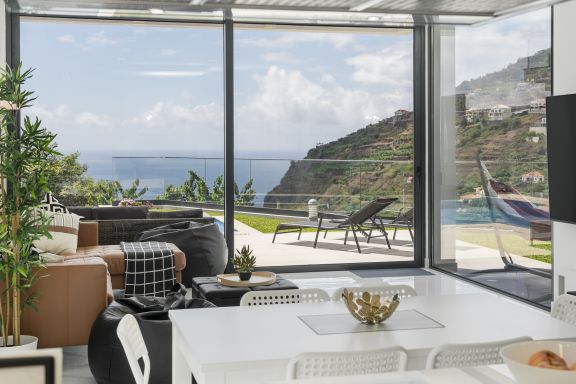 Haus mit Pool und Meerblick, Perle von Calheta