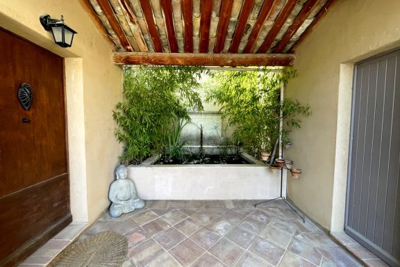 Villa à Rognes avec grand jardin et jacuzzi