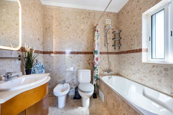 Casa Skip - 4 bedroom villa with lush garden!