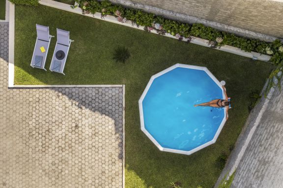 Sol, piscina e conforto, The White House