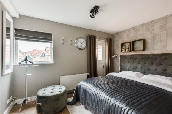 Volendam Old Bridge Residence (R3)