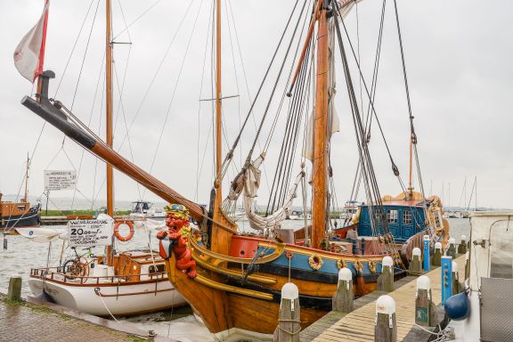 Volendam Old Bridge Residence R4 