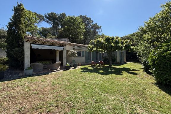 Villa familiale avec piscine et terrasse ombragée