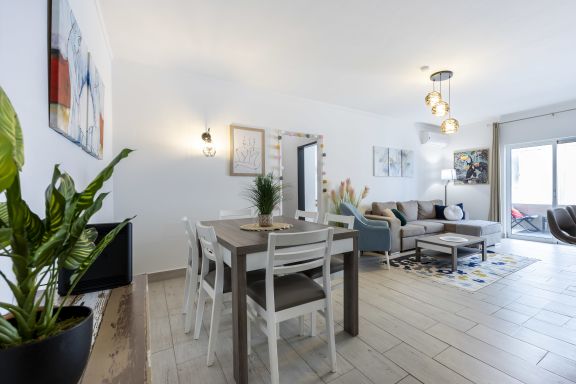 Vernieuwd appartement aan het zwembad - In het hart van Carvoeiro!