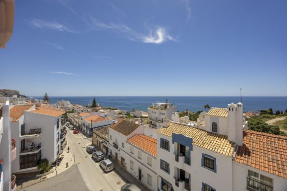 Luz Heaven - Top floor Seaview Apartment