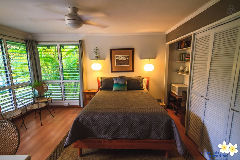 large tropical bedroom with private entrance