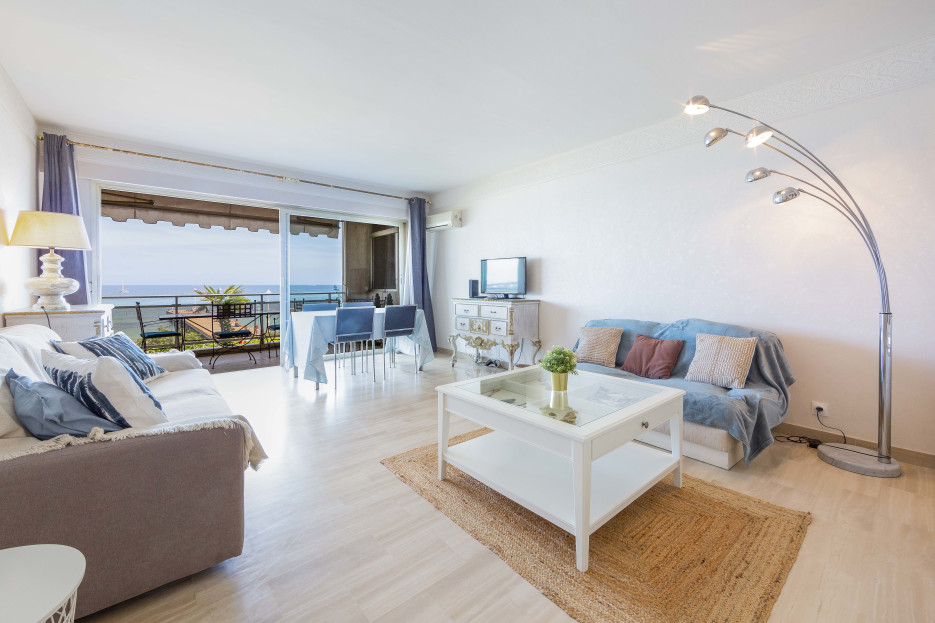 Large bright living room sea view, open on the terrace