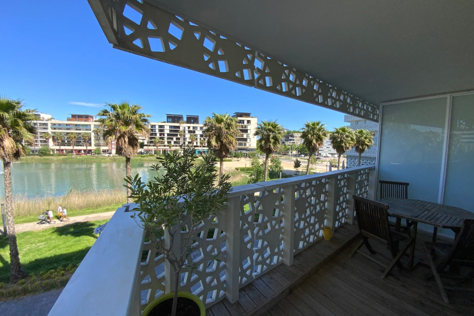 La terrasse fait tout le tour du logement et offre une vue panoramique