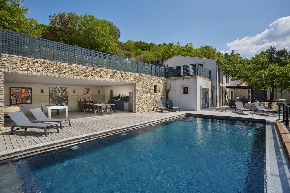 Maison a louer avec piscine chauffée a débordement salle de jeux en Provence