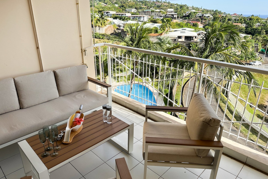 Balcon vue lagon et Moorea qui propose de sublimes couchés de soleil ainsi...