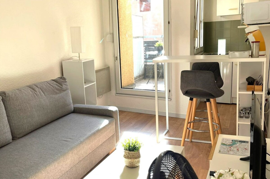 coin salon avec canapé convertible et TV 