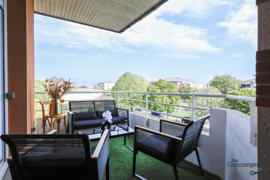 Balcon avec meubles de jardin pour profiter de l’extérieur