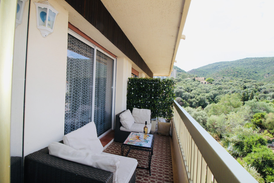 Balcon avec vue sur les montagnes