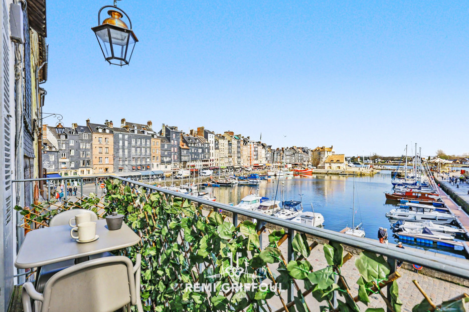 Pause détente sur le balcon, sous la lumière de l’après-midi, face à la marina.