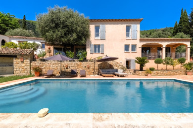 Le jardin de la villa est un véritable cocon de tranquillité, entièrement...
