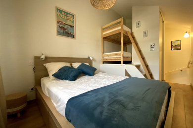 Chambre avec 2 lits superposés à l'étage, très confortable avec rangements...