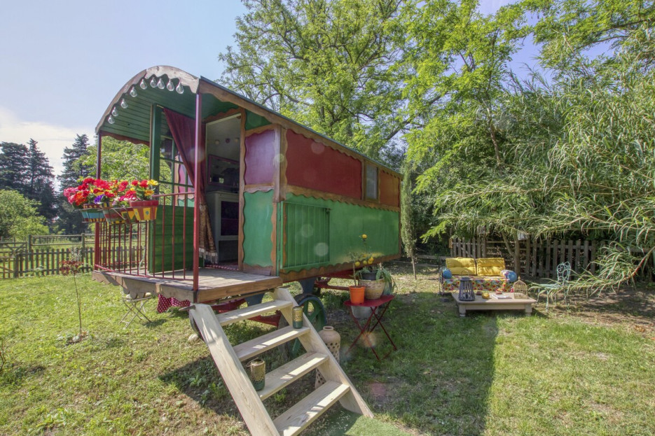 charmante roulotte au cœur d’un vaste jardin méditerranéen